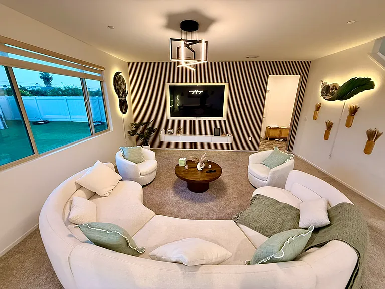 Living Room
Modern Wooden wall panels
Modern Open concept Style
Modern Smart LEDs