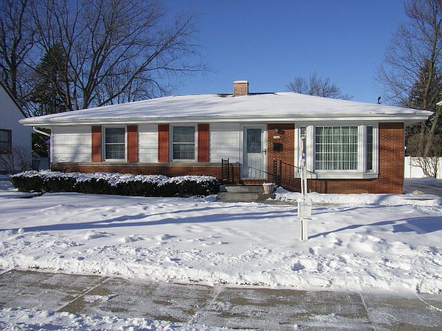 3 Bedrooms 2 Half Baths