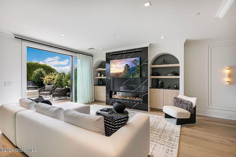 4th image of 19 Washington Street #568 L