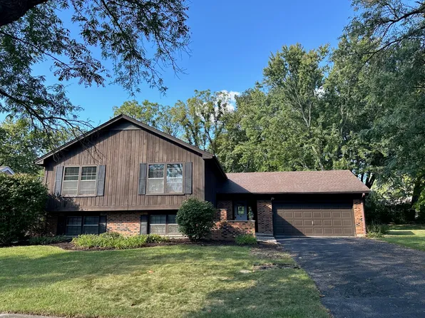 518 Longmeadow Cir, St Charles, IL 60174