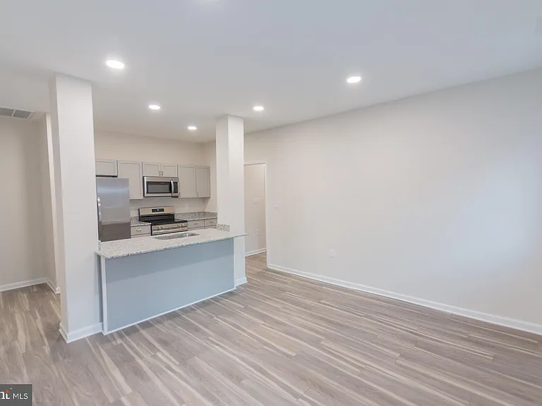 215 King St W #B — Photo 9