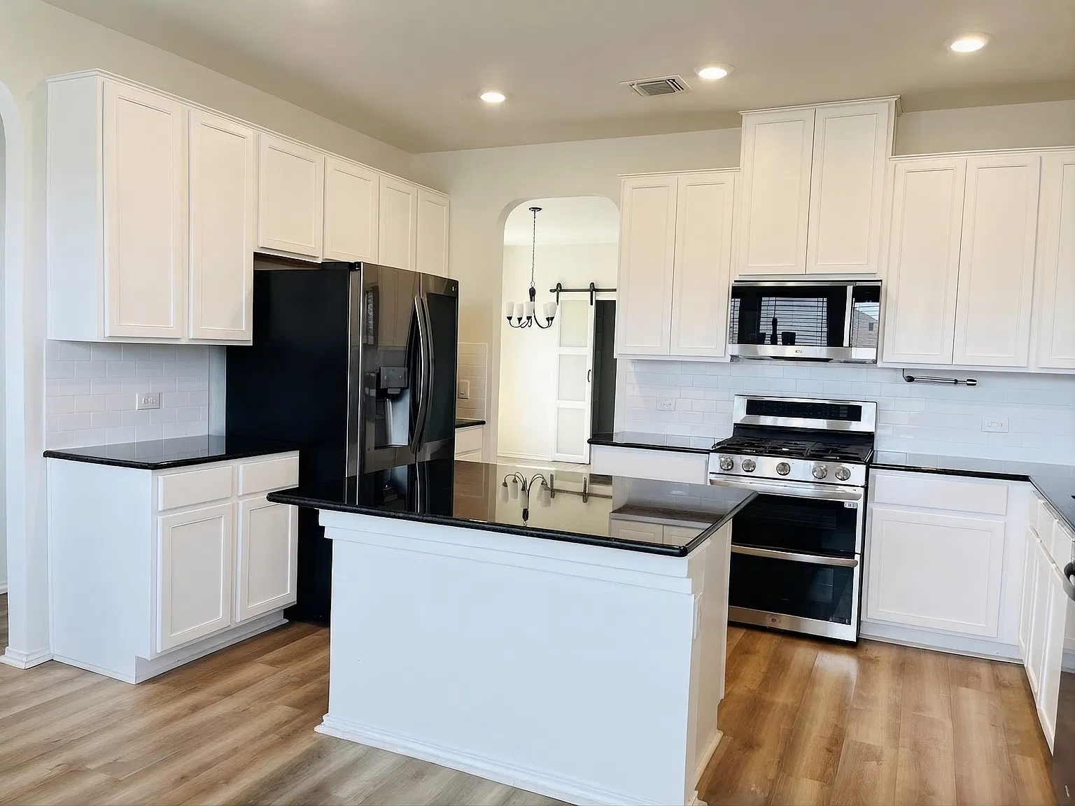 4 bed, 2.5 bath, 3401 sqft, $2,850 — Photo 3