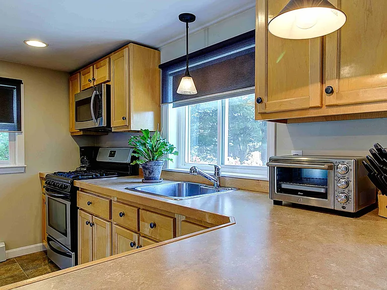 262 Riverside St — Photo 3