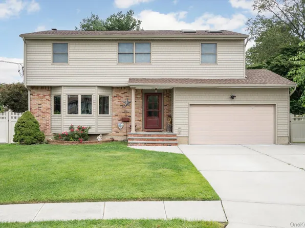 73 Anndom Court, North Babylon, NY 11703