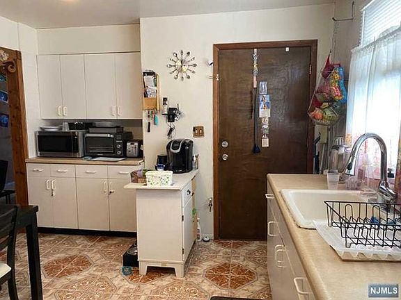3rd image of 722 Kingsland Ave Unit 2