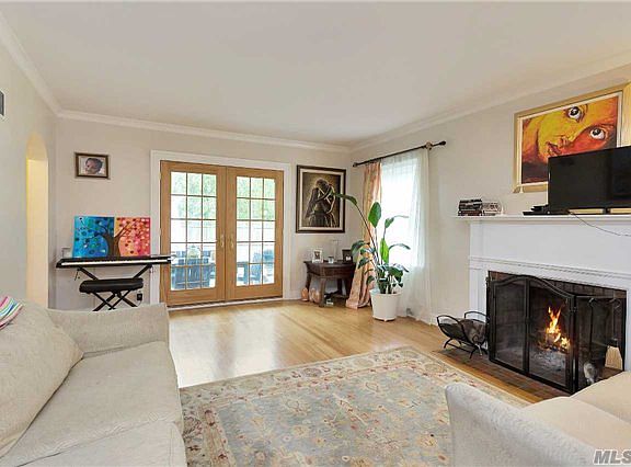 5th image of 282 Crowell St