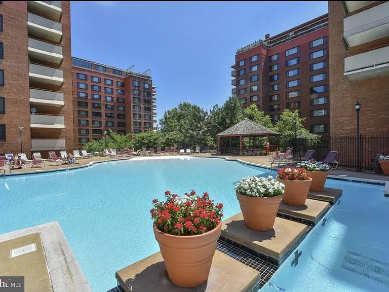1121 Arlington Blvd #327 — Photo 2