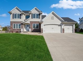 590 Landau St, Robins, IA 52328