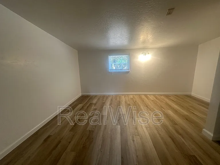 940 SE North St — Photo 13