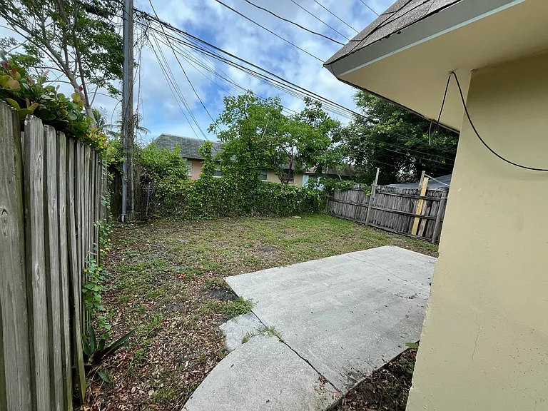 1335 NW 7th Ter — Photo 15
