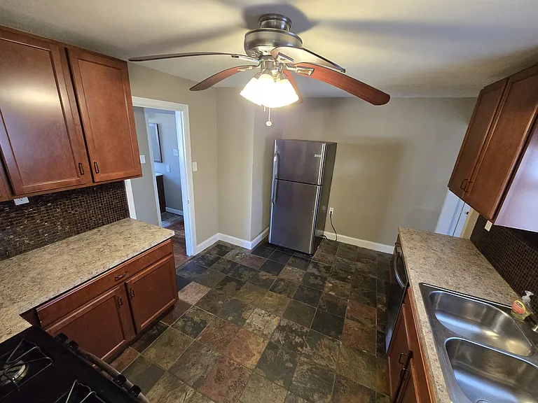 915 Westglen Dr — Photo 7