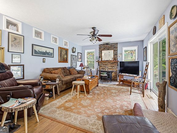 4th image of 975 Chattahoochee Way