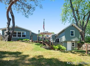 2324 Edgewater Dr NE, Grand Rapids, MI 49525