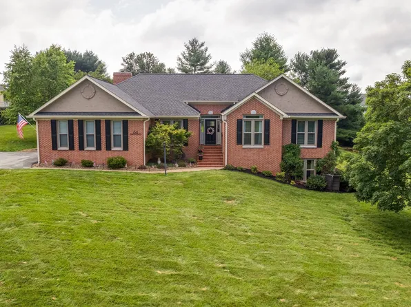 64 Huntfield Ln, Charles Town, WV 25414