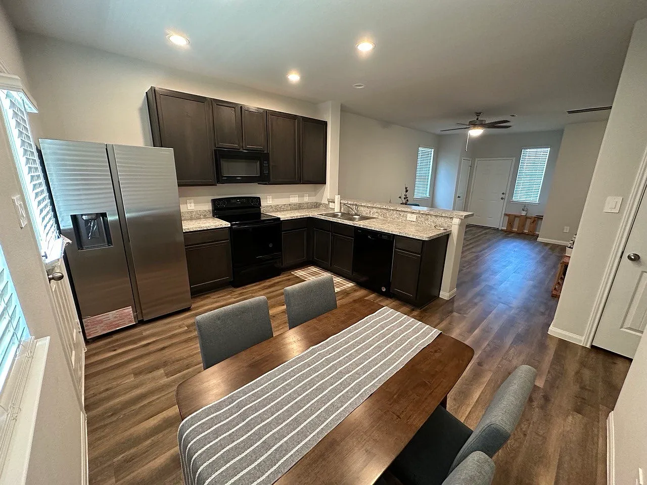 5 bed, 2.5 bath, 2500 sqft, $2,450 — Photo 2