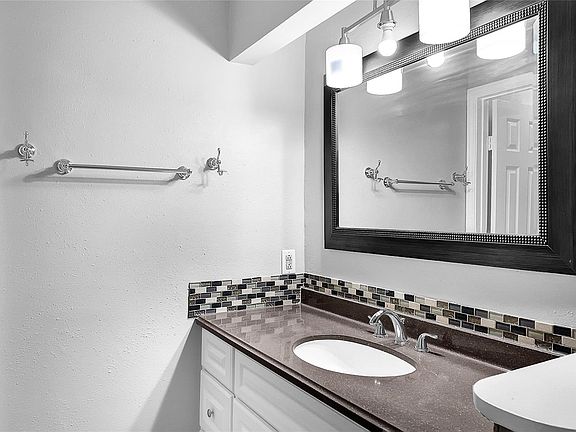 5th image of 830 S 6th St