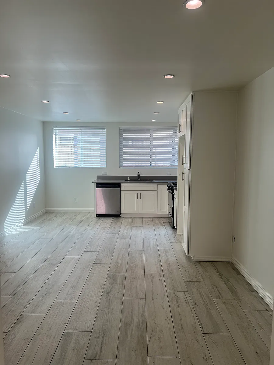 Building Photo - 14762 Vanowen St #100