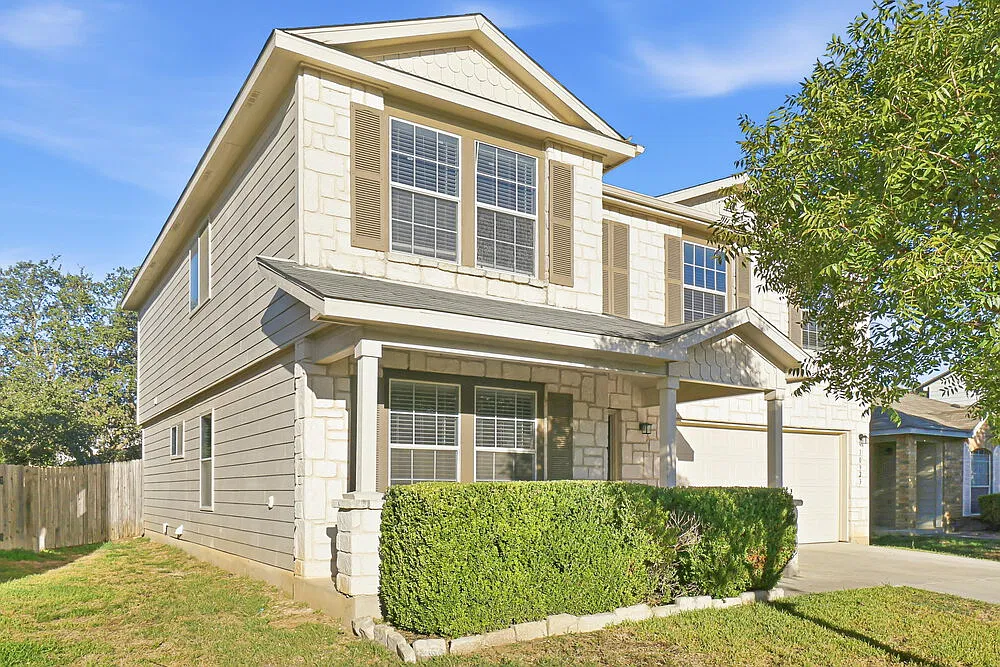 3 bed, 2.5 bath, 2390 sqft, $2,005 — Photo 4