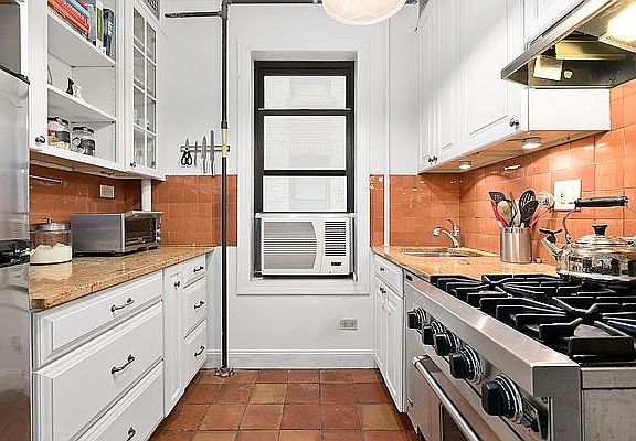 4th image of 145 W 12th St APT 4-1