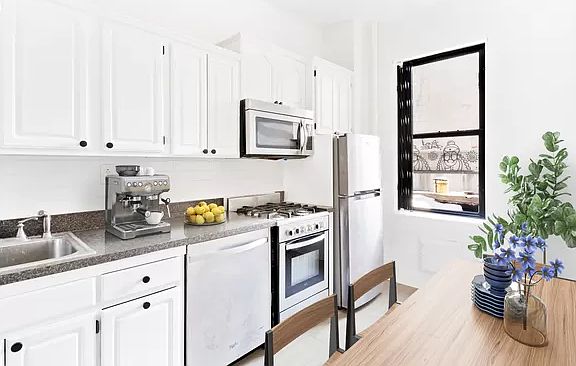 4th image of 313 E Houston St #1