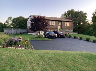 1 Bristol Dr, Pleasant Valley, NY 12569