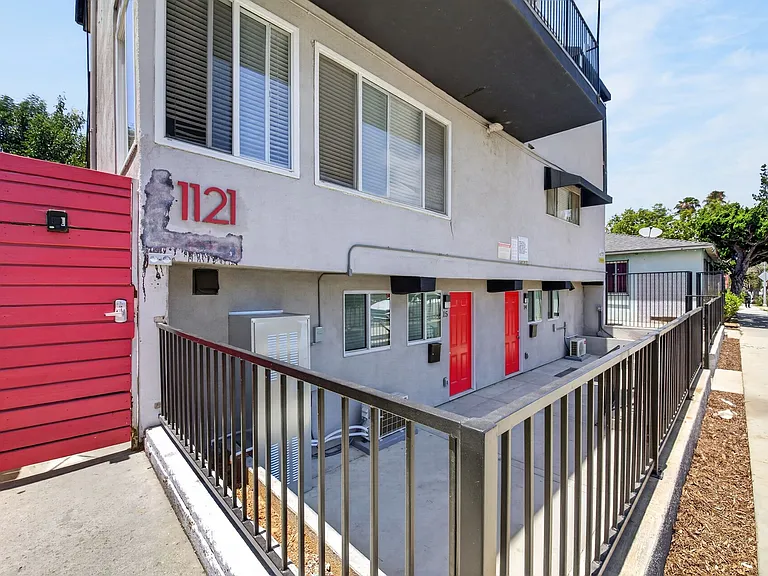 1121 Daisy Avenue — Photo 7