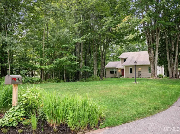 935 Orianna Dr, Marquette, MI 49855
