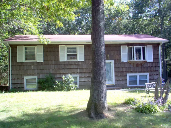 32 Oakland Dr S, Riverhead, NY 11901