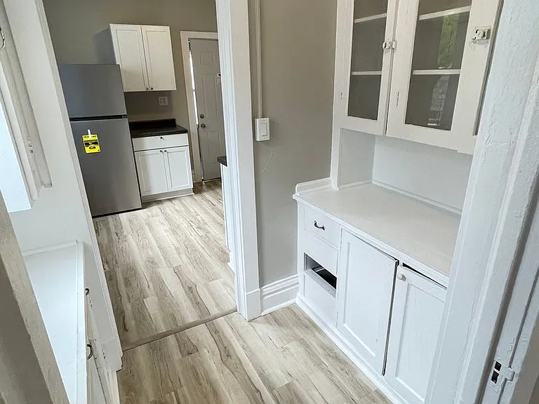 611 E 6th St — Photo 24