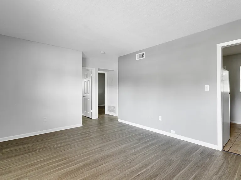318 E Dakin Ave #8 — Photo 6
