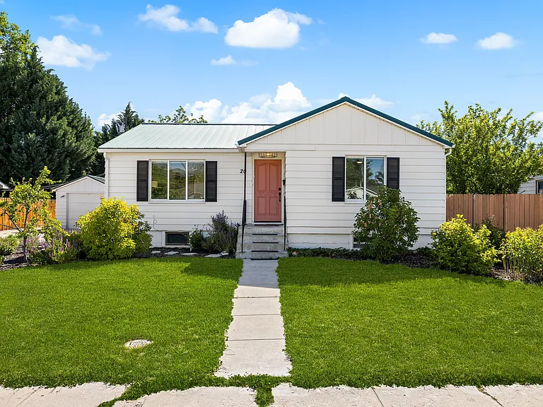 20 N Vinson St — Photo 1