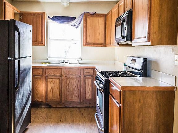 3rd image of 2711 N Lyons Dr