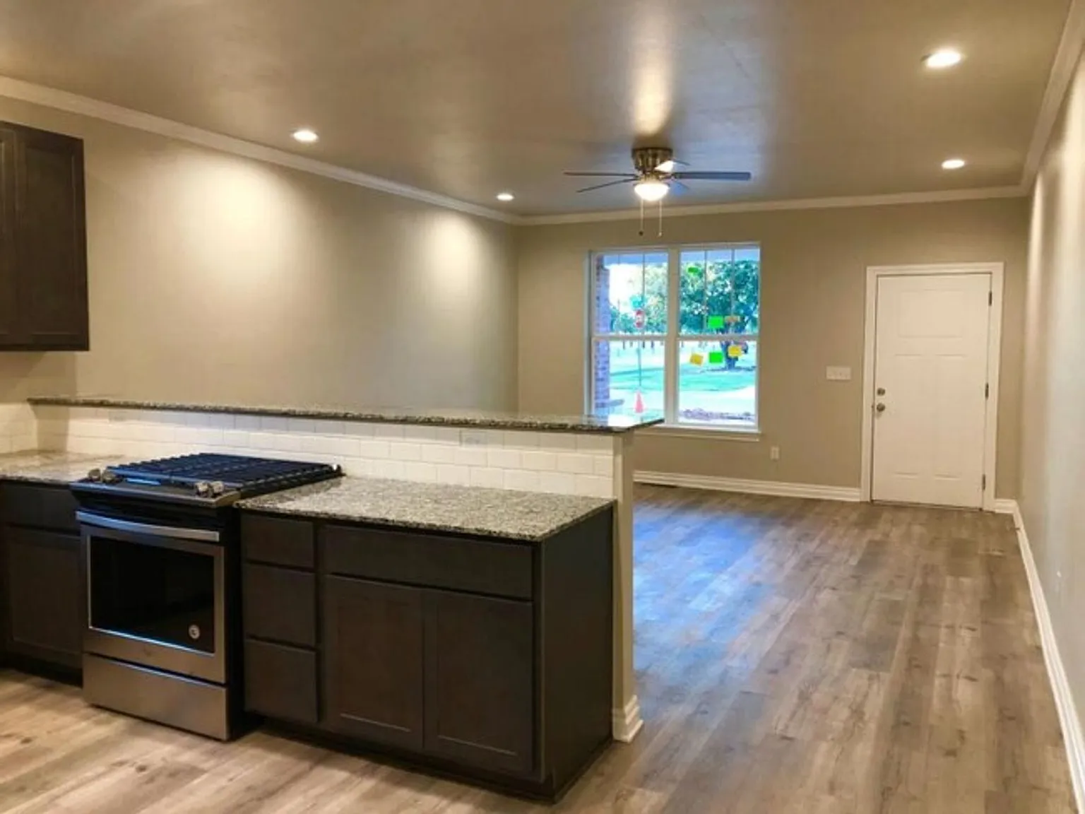 Preleasing - Aug 2027 - (5) Bed/(5) Bath Duplex Walking Distance To Campus! — Photo 2