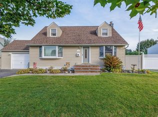 95 W Oak St, Farmingdale, NY 11735