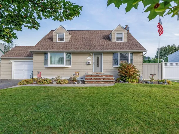 95 W Oak Street, Farmingdale, NY 11735