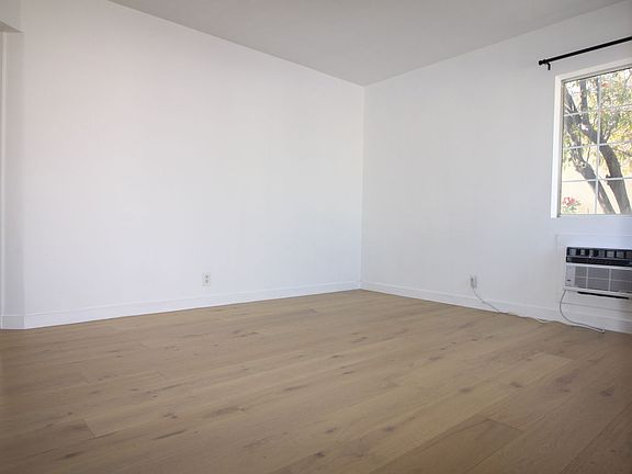 2nd image of 4422-4442 Lincoln Ave