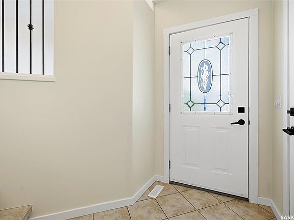 3rd image of 418 Greaves CRESCENT