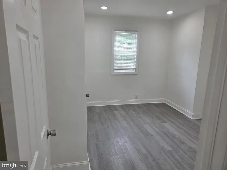 558 E Herman St — Photo 12