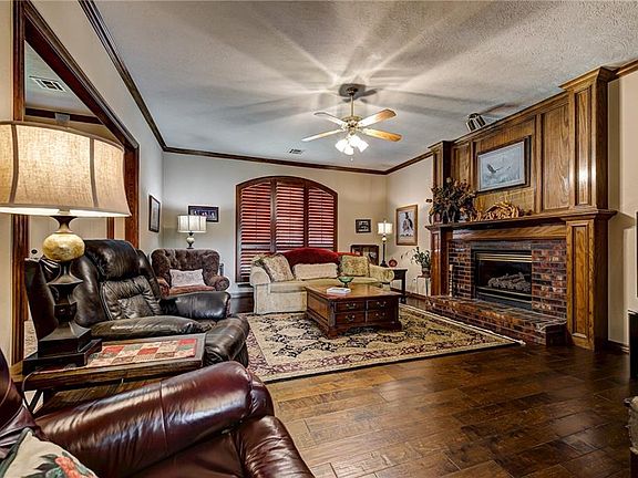 3rd image of 12708 Meadow Crest Dr