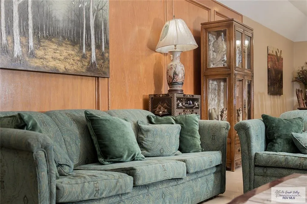 2 bed, 2.0 bath, 3000 sqft, $1,800 — Photo 2