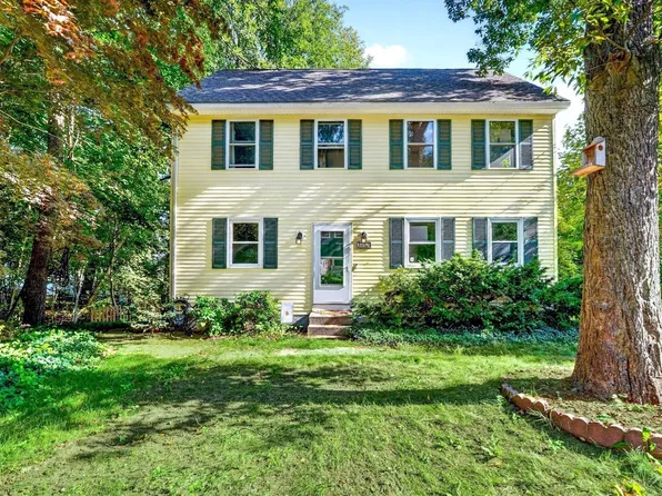 203 Lakeview Ave, Tyngsboro, MA 01879