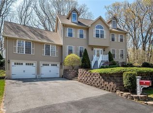 9 Meadowbrook Rd, Lincoln, RI 02865
