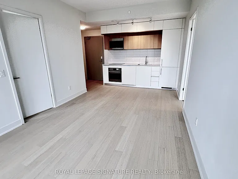 322 Dupont St #605 — Photo 10