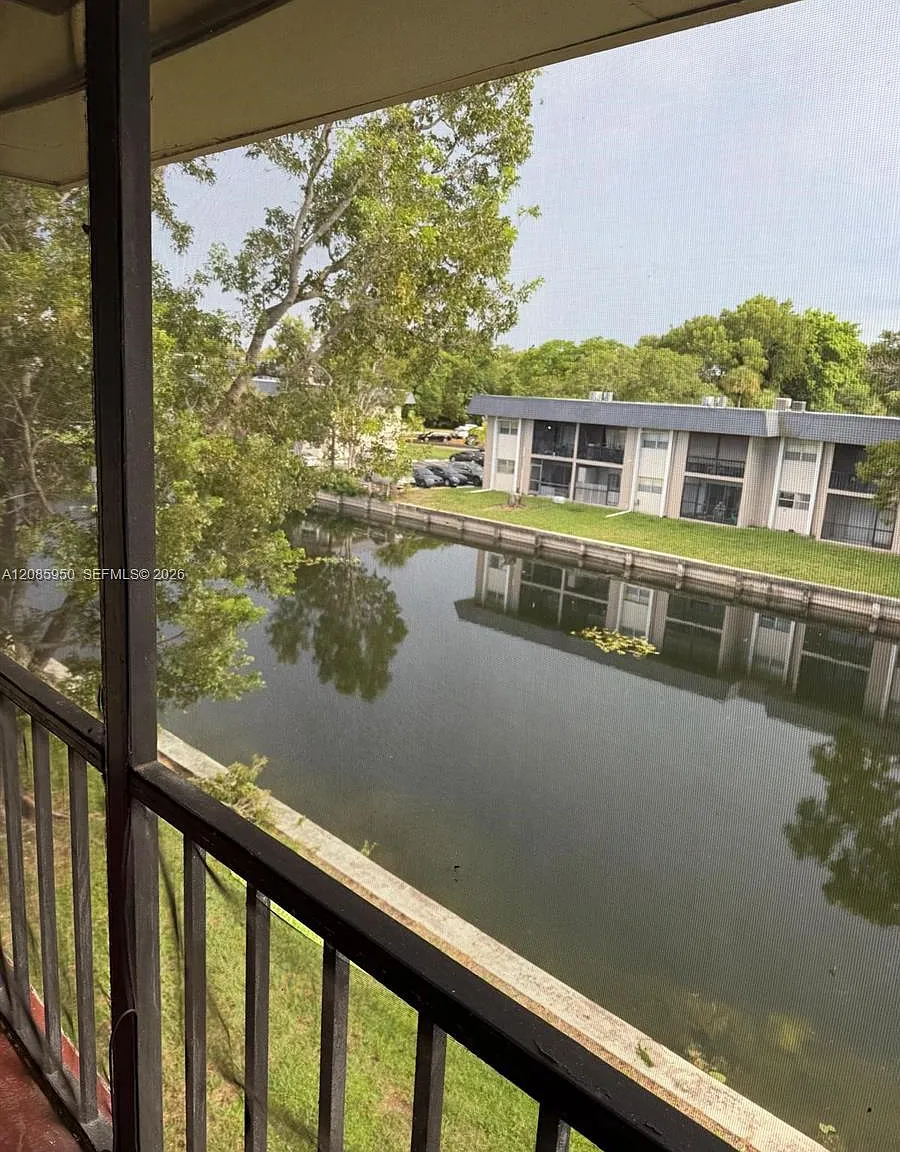 Versailles Gardens Condo — Photo 2