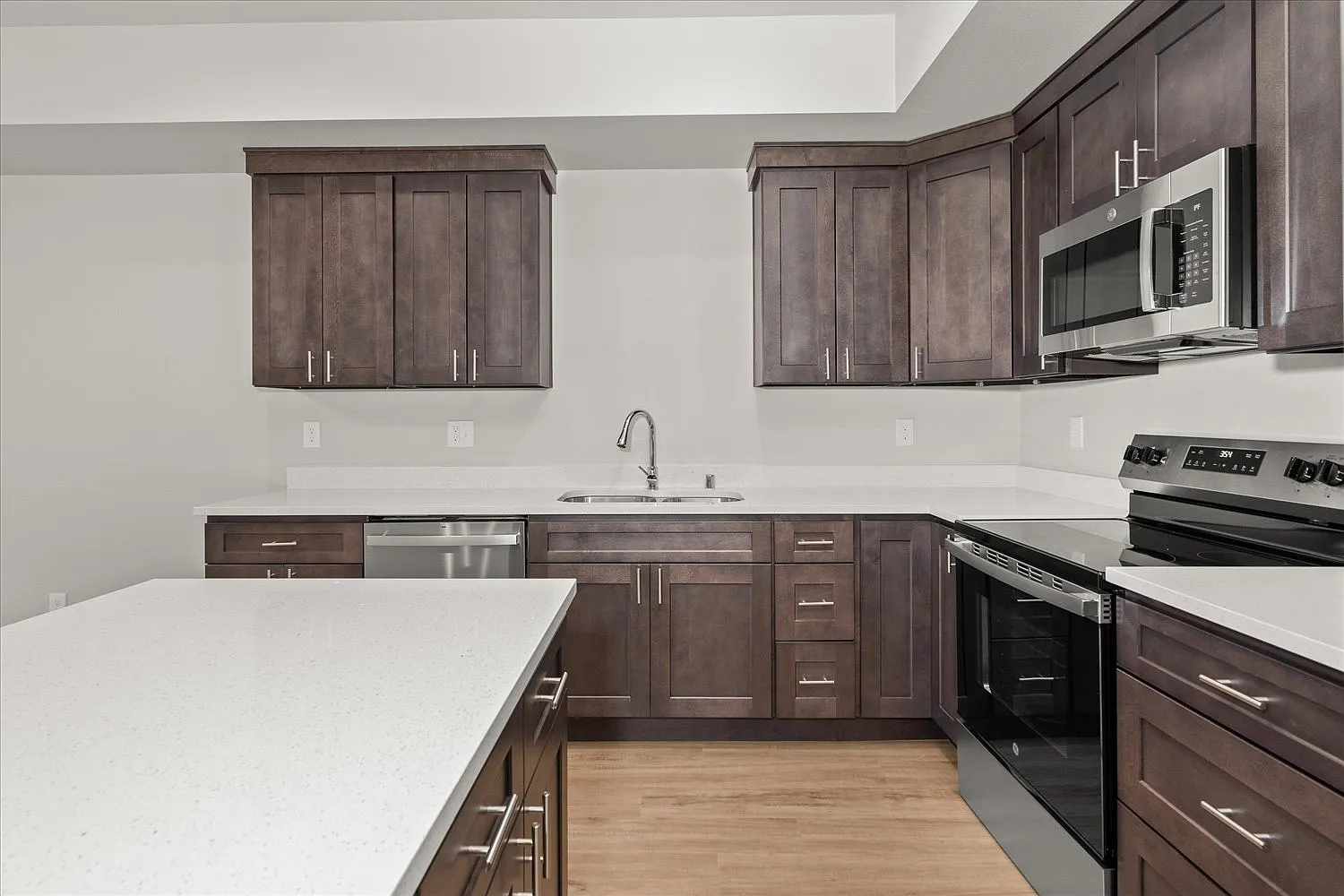 3 bed, 2.5 bath, 1480 sqft, $2,400 — Photo 4