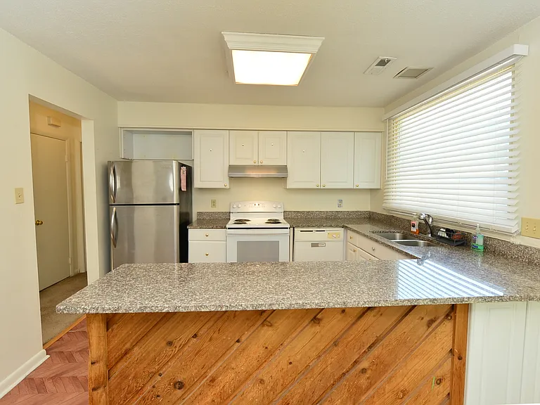 1548 Beachview Dr — Photo 7