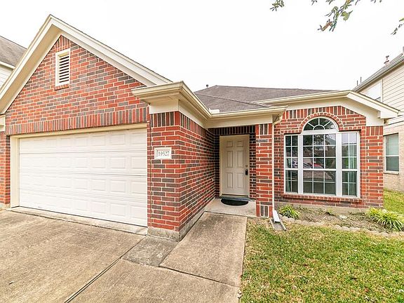 3rd image of 19527 Clevera Walk Ln