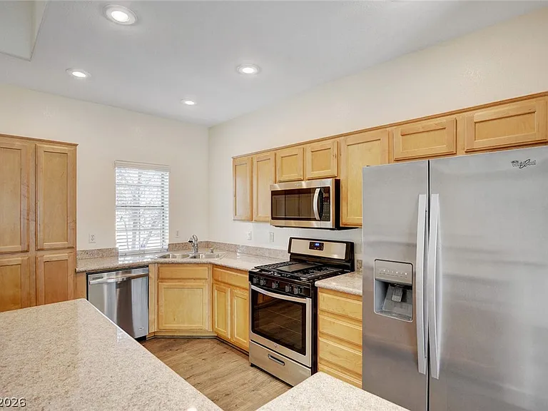 127 Tilbury Ave — Photo 10