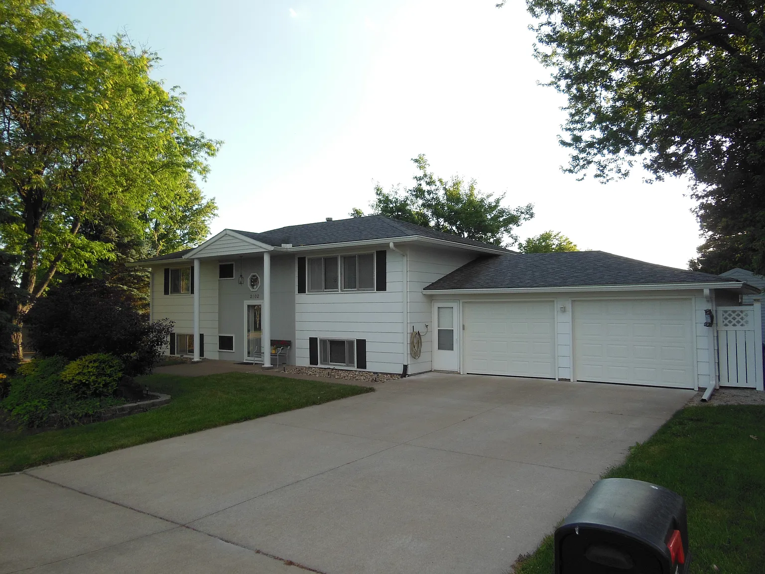 2102 E 5th St photo 1