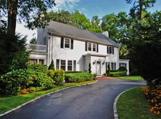 3 Sycamore Dr, Great Neck, NY 11021